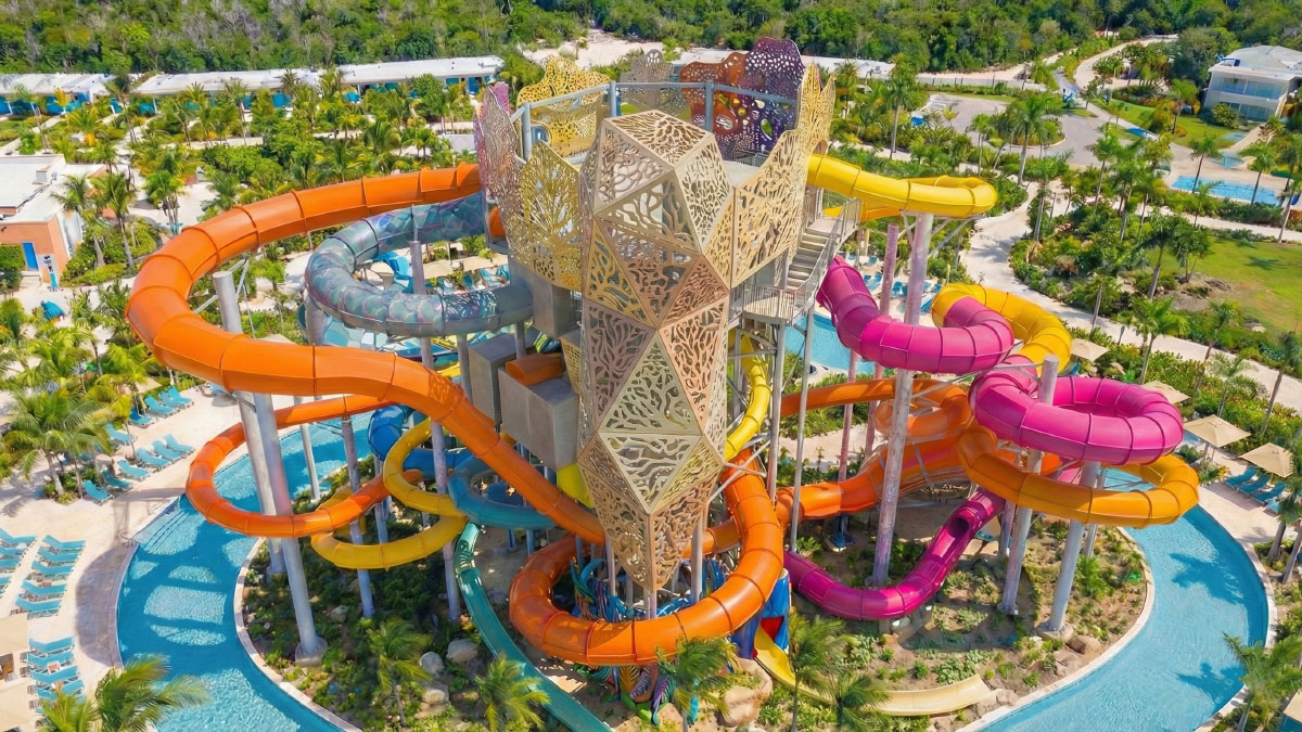 От лестницы к символу: обновление аквапарков