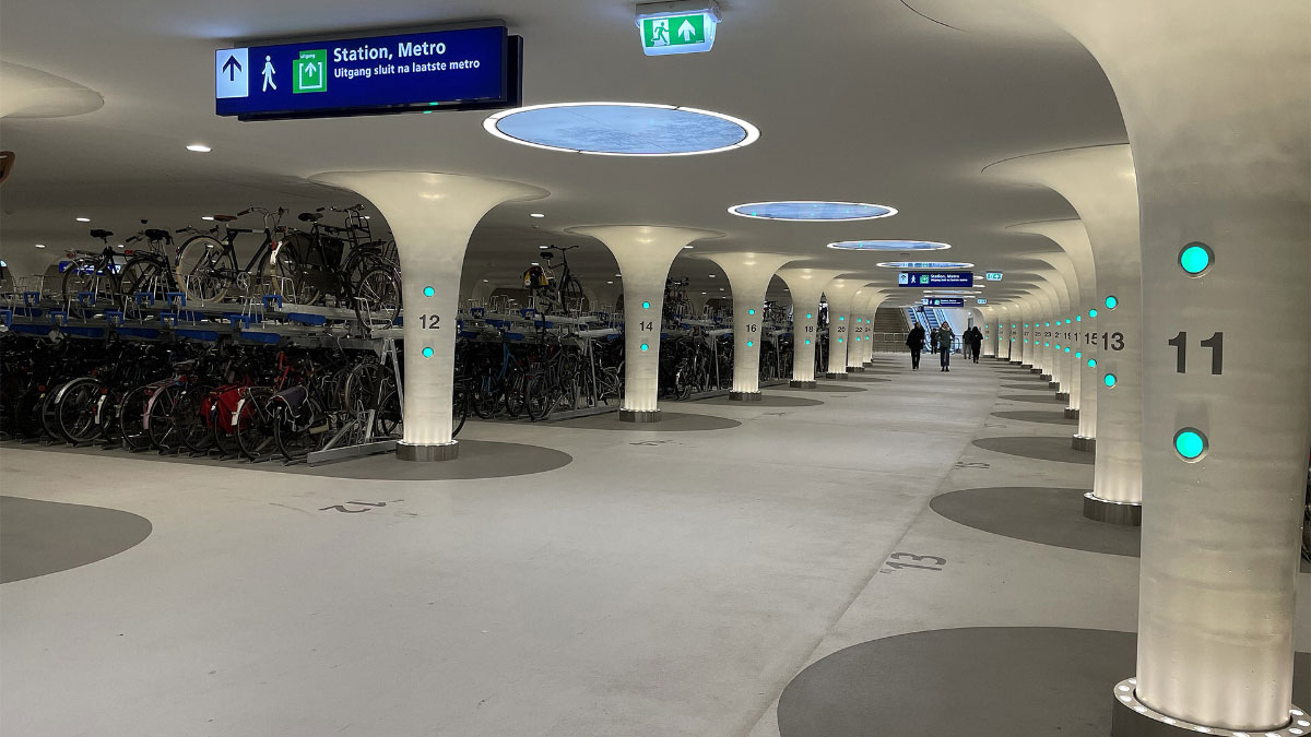 Велопарковка под водой в Амстердаме